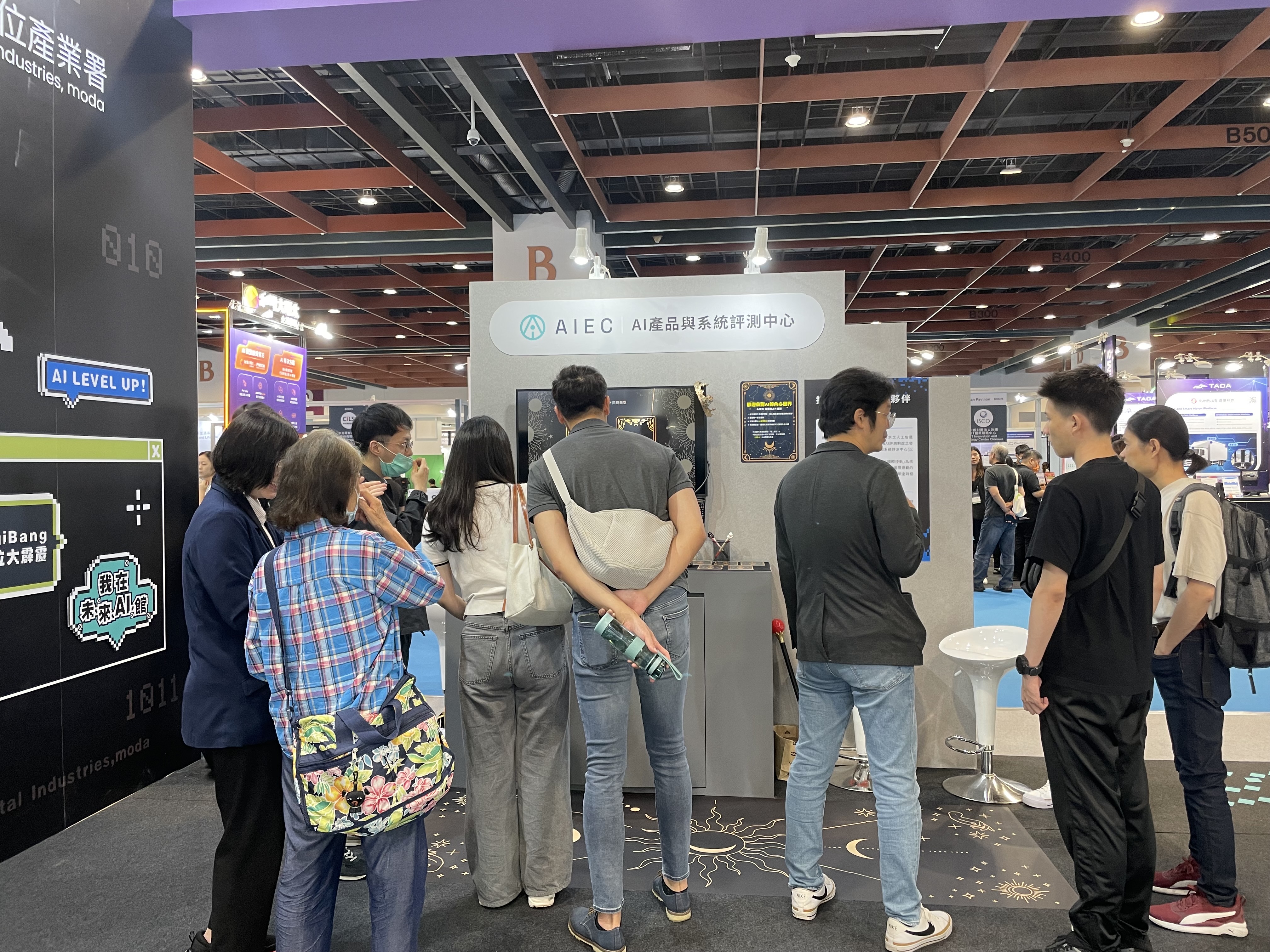 AIEC於2025 AI WAVE Show現場展示互動(3/3)