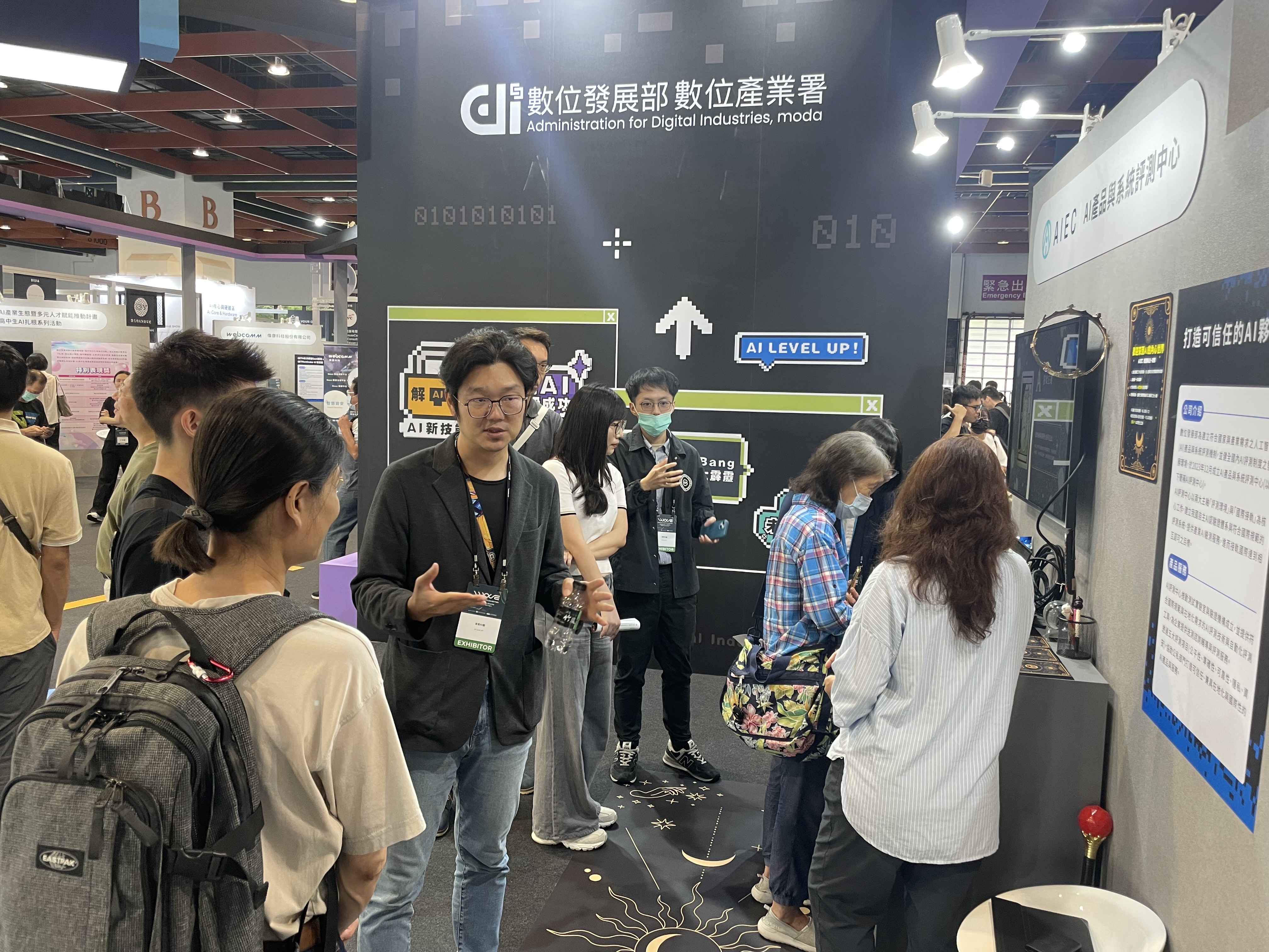 AIEC於2025 AI WAVE Show現場展示互動(1/3)